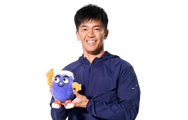 ふじっぴーのぬいぐるみを持つ武井壮さんの写真